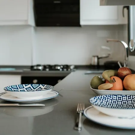 Pleasant With Central Location Near Popular Attractions In 아파트