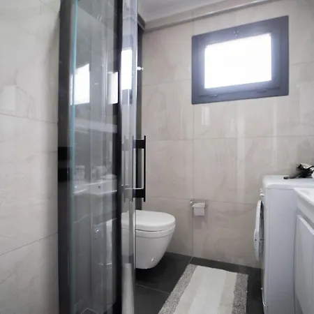 Pleasant With Central Location Near Popular Attractions In *