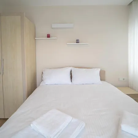 Pleasant With Central Location Near Popular Attractions In * 페티예